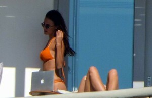 Lucy-Watson-with-Iante-Rose--Bikini-on-vacation-on-Mykonos-Island-04-662x430.jpg