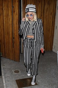 Rita-Ora_-Leaving-The-Nice-Guy-restaurant--09-662x993.jpg