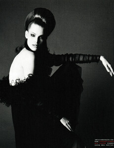 Saikusa_Vogue_Italia_December_1993_01.thumb.jpg.3950b226b8e7859d01b5fe77e6173d5e.jpg