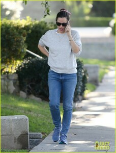 jennifer-garner-spends-the-day-picking-up-christmas-gifts-02.thumb.jpg.bca83bed769da7c6b49082a8674e9bed.jpg