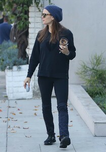 jennifer-garner-street-style-12-19-2018-7.jpg