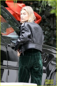 justin-hailey-baldwin-spend-the-day-house-hunting-in-brentwood-03.jpg