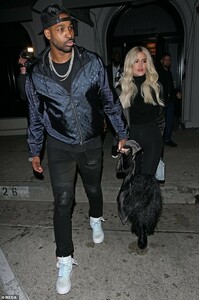 8496026-0-Celebrations_Khloe_Kardashian_34_celebrated_her_other_half_Trist-m-15_1547456311029.jpg