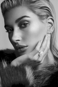 Hailey-Baldwin-Vogue-Arabia-Cover-Photoshoot02.thumb.jpg.824ea0a3082b37a2a819aadb04f8ad27.jpg