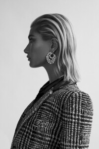 Hailey-Baldwin-Vogue-Arabia-Cover-Photoshoot03.thumb.jpg.0677fae789d37dbd3d4a75561f74dcf7.jpg