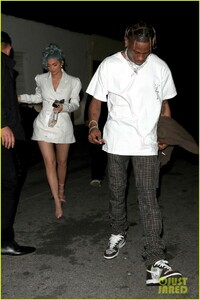 kylie-jenner-travis-scott-new-years-eve-dinner-04.jpg