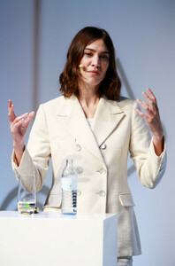 Alexa+Chung+ZEITMagazin+X+VOGUE+Conference+5v0VcSiQmC6x.jpg