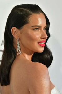 1152183259_AdrianaLima27thAnnualEltonJohnAIDSFoundationZyqCrwvotyDx.thumb.jpg.1431fa15ac0f534ae6c31e843eecd285.jpg