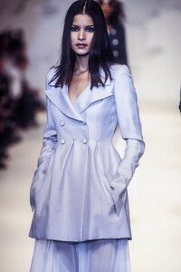 1292733955_KarlLagerfeld1993WomenRTW113.thumb.jpg.a7419ae56387f8fcc9f192874dd98d58.jpg