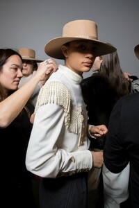 backstage-defile-alberta-ferretti-automne-hiver-2019-2020-milan-coulisses-76.thumb.jpg.961d64b7b5309fcdd34d51533c4ba58f.jpg