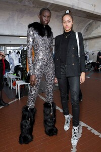 backstage-defile-byblos-automne-hiver-2019-2020-milan-coulisses-28.thumb.jpg.ef8c097c539a8f72cc7c1d6790fd3e9e.jpg