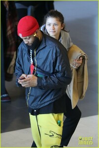 zendaya-sneaks-up-odell-beckham-jr-airport-02.jpg