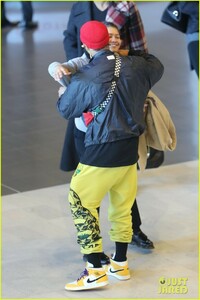 zendaya-sneaks-up-odell-beckham-jr-airport-04.jpg