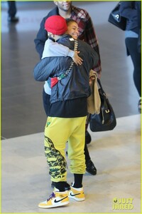 zendaya-sneaks-up-odell-beckham-jr-airport-09.jpg