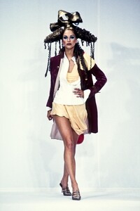 63908697_JohnGalliano1993WomenRTW9.thumb.jpg.edae4ec4d30446d5d4dec4eb69f522bb.jpg