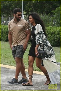 ciara-russell-wilson-pda-ahead-of-rio-helicopter-tour-08.jpg