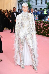 Gigi-Hadid-Michael-Kors-Met-Gala-2019 (2).jpg