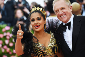 1244561598_SalmaHayek2019MetGalaCelebratingCampkqa1mVygkYCx.thumb.jpg.68e149579f8b2ab73731b5567e3b4575.jpg