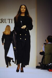 1427761568_cerruti-fw-1993(15).thumb.jpg.13f36bfb1333af9f2e826b9cec45f7e2.jpg