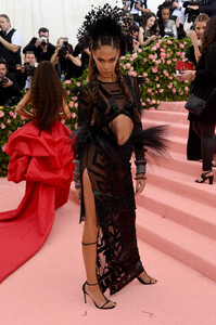 Joan+Smalls+2019+Met+Gala+Celebrating+Camp+1fla8HBs5Jux.jpg