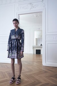 00017-Giambattista-Valli-Resort-2020.thumb.jpg.008f843ddc822fa13ee274b0ef872152.jpg