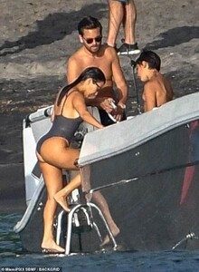 15041468-7163505-Fun_in_the_sun_Kourtney_Kardashian_and_Scott_Disick_reunited_in_-m-18_1561044099135.jpg