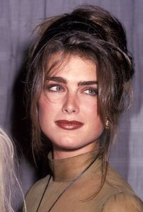 2f09684731b56f89100f669873d334d7--hair-models-brooke-shields.thumb.jpg.9eb0b6da5fbd3960866e36bc5e6674b0.jpg