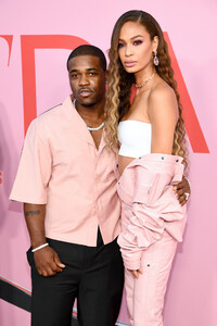 Joan+Smalls+CFDA+Fashion+Awards+Arrivals+74jhZuvNACZx.jpg