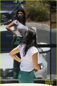 kourtney-kardashian-lunch-church-with-kids-02.jpg