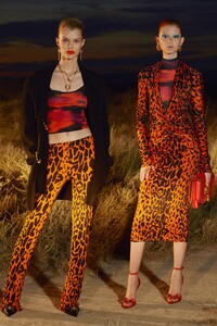 00016-VERSACE-RESORT-2020.thumb.jpg.81c1fe95cba9c8f7d9d857b7f1ad0b4e.jpg