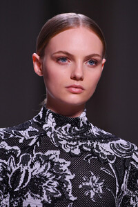 1117780458_GivenchyRunwayParisFashionWeekHauteCoutureTYnPMmmRfuUx.thumb.jpg.c05687dca995ca80e14dfe080c3f13e1.jpg