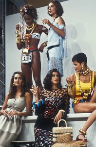 1711493430_Fendi1992WomenRTW19.jpg.82a582794e61242f643a3998e7b512c5.jpg