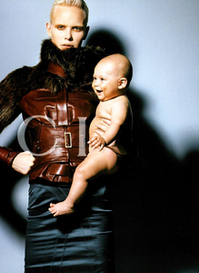 Testino_Gucci_Fall_Winter_03_04_02.thumb.png.2bad08609f0fa4edcb1c58afa2c32605.png