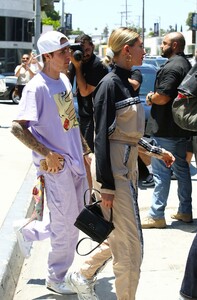hailey-rhode-bieber-and-justin-bieber-out-in-west-hollywood-07-20-2019-3.thumb.jpg.baf131880a90e6eb525a944eac4aa636.jpg