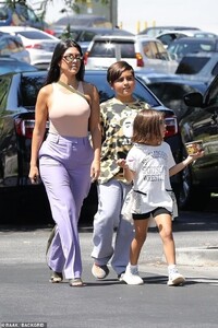 17636582-7389881-Free_the_Kourtney_seemed_to_go_braless_in_the_tight_top_as_she_p-a-30_1566627281428.jpg