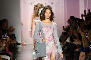 1231692193_AnnaSuiRunwaySeptember2019NewYorkFashionnJUpIuYsD5Mx.thumb.jpg.52a3aad1f953657eaf6e0868cb5c5eab.jpg