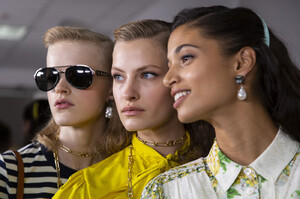 1416915267_ToryBurchSpring2020BackstagedtFcejeof7Jx.thumb.jpg.b691a39be0510d76b9df7282b88f4893.jpg