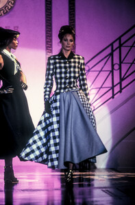 1527951378_GianniVersace1992HauteCouture10.thumb.jpg.a3a33f74e761d0d771e5e962de48e464.jpg