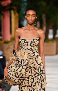 1735892294_OscardelaRentaRunwaySeptember2019NewEoBGN9n8sFGx.thumb.jpg.111efdd6790a939198bf1a01f6aa9a82.jpg