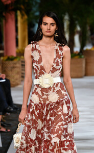 339507320_OscardelaRentaRunwaySeptember2019NewbjLZAbBIT-Gx.thumb.jpg.83b536112a0336bd84c31df07d26c11a.jpg