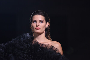 Isabeli+Fontana+Runway+Fashion+Relief+London+BmpE06xShvXx.jpg