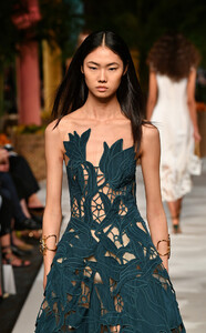 478346955_OscardelaRentaRunwaySeptember2019New7D5ncun8saVx.thumb.jpg.c783de71ace4dd8a20436f4a7bc8621f.jpg