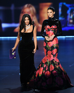 Kendall+Jenner+71st+Emmy+Awards+Show+Bb8GcA5QMz1x.jpg