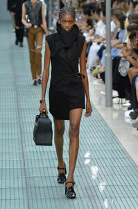 537196748_AlyxRunwayParisFashionWeekMenswearSpring12gWx7tNh0nx.thumb.jpg.75b64157204cf40c744b93081e502dfc.jpg