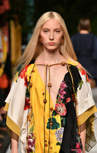 683779236_OscardelaRentaRunwaySeptember2019NewCj4U8drXH1px.thumb.jpg.a69176c83192b57921b00f86231e754b.jpg