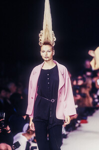 704974700_KarlLagerfeld1994WomenRTW137.thumb.jpg.659b939348e39e73a7665c7f06e8348a.jpg