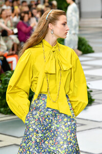 916808003_ToryBurchNYFWSS20RunwayaTq4eL78K11x.thumb.jpg.0c0dbb729ec5a4edeb5f0b7ab03397f9.jpg