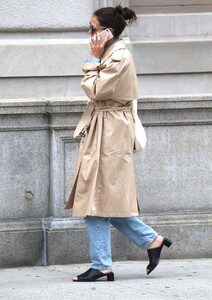 katie-holmes-out-in-nyc-09-16-2019-8.jpg