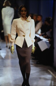 1685934013_mugler-fw-1994(5).thumb.jpg.7edbcd812d4ccd1925cb773efc06ddef.jpg