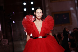 Runway+Giambattista+Valli+Loves+H+tRj0vTNXbgvx.jpg